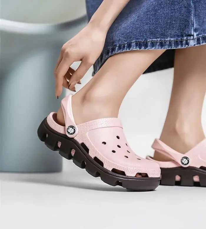 网红洞洞鞋暗藏健康陷阱！医生警告：这样穿当心烂脚丫！