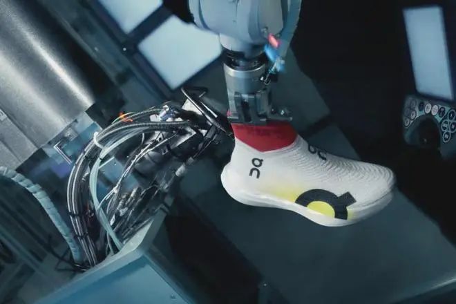 知名品牌开设机器人制鞋厂，3分钟完成鞋面生产！