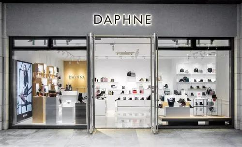 知名鞋业中期业绩大爆发！营收暴涨 17%，狂赚 1.98亿！